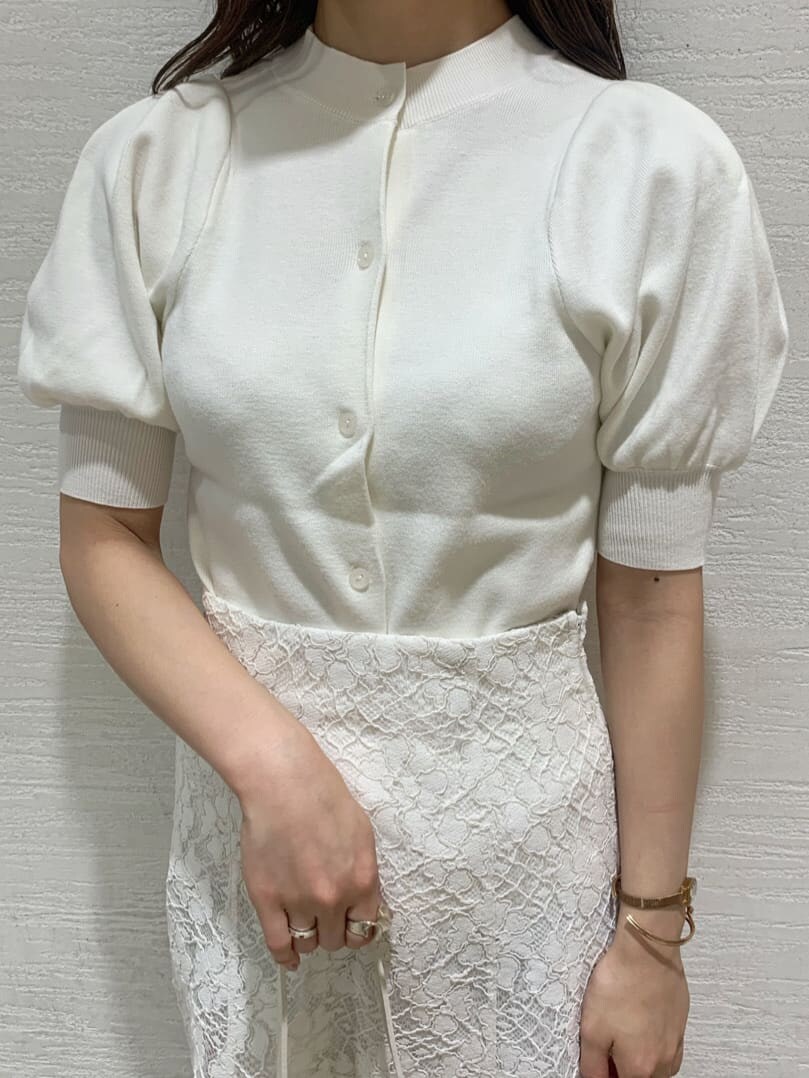 ホワイト系のスカート、ホワイト系のパンプス、ベージュ系のショルダーバッグを着用したレディースの夏コーディネートの4枚目の写真