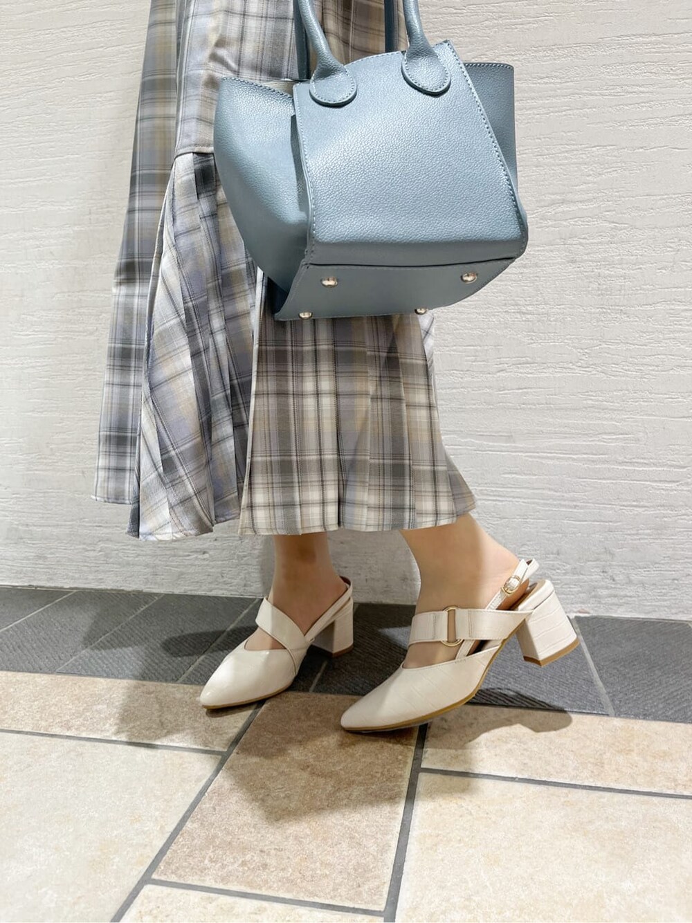 ホワイト系のニット/セーター、ホワイト系のパンプス、その他のスカートを着用したレディースの冬コーディネートの10枚目の写真