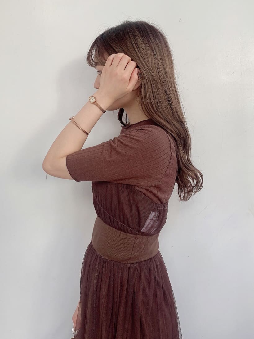 ブラウン系のワンピース、ブラウン系のパンプス、ベージュ系のハンドバッグを着用したレディースの秋コーディネートの5枚目の写真