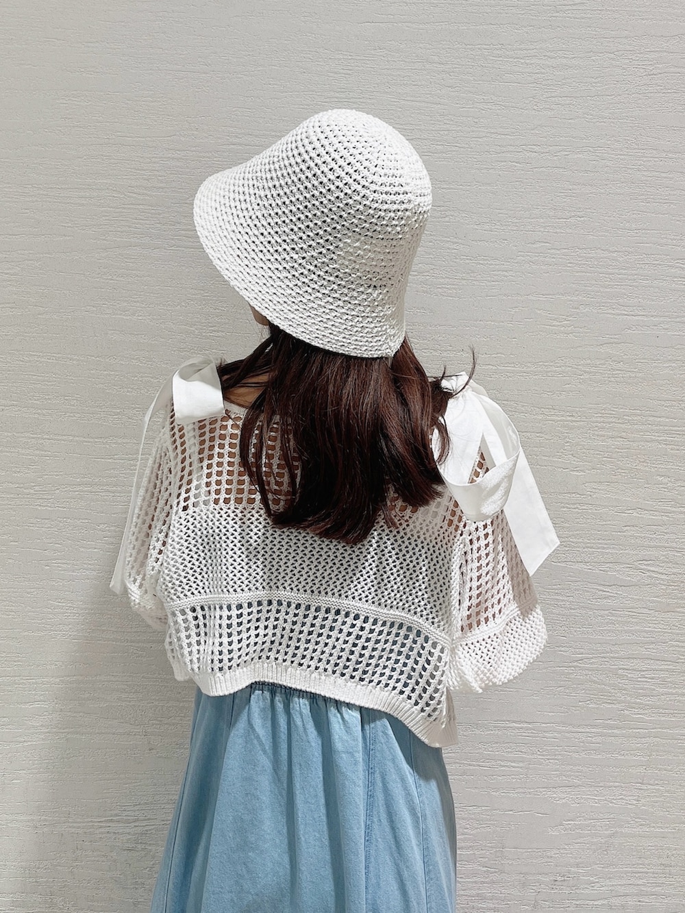 ホワイト系のカーディガン/ボレロ、ブルー系のワンピース、ホワイト系のパンプスを着用したレディースの夏コーディネートの9枚目の写真