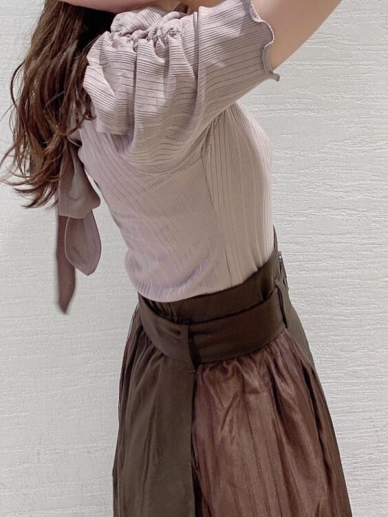 ブラウン系のサンダル、ブラウン系のスカート、ベージュ系のTシャツ/カットソーを着用したレディースの夏コーディネートの7枚目の写真