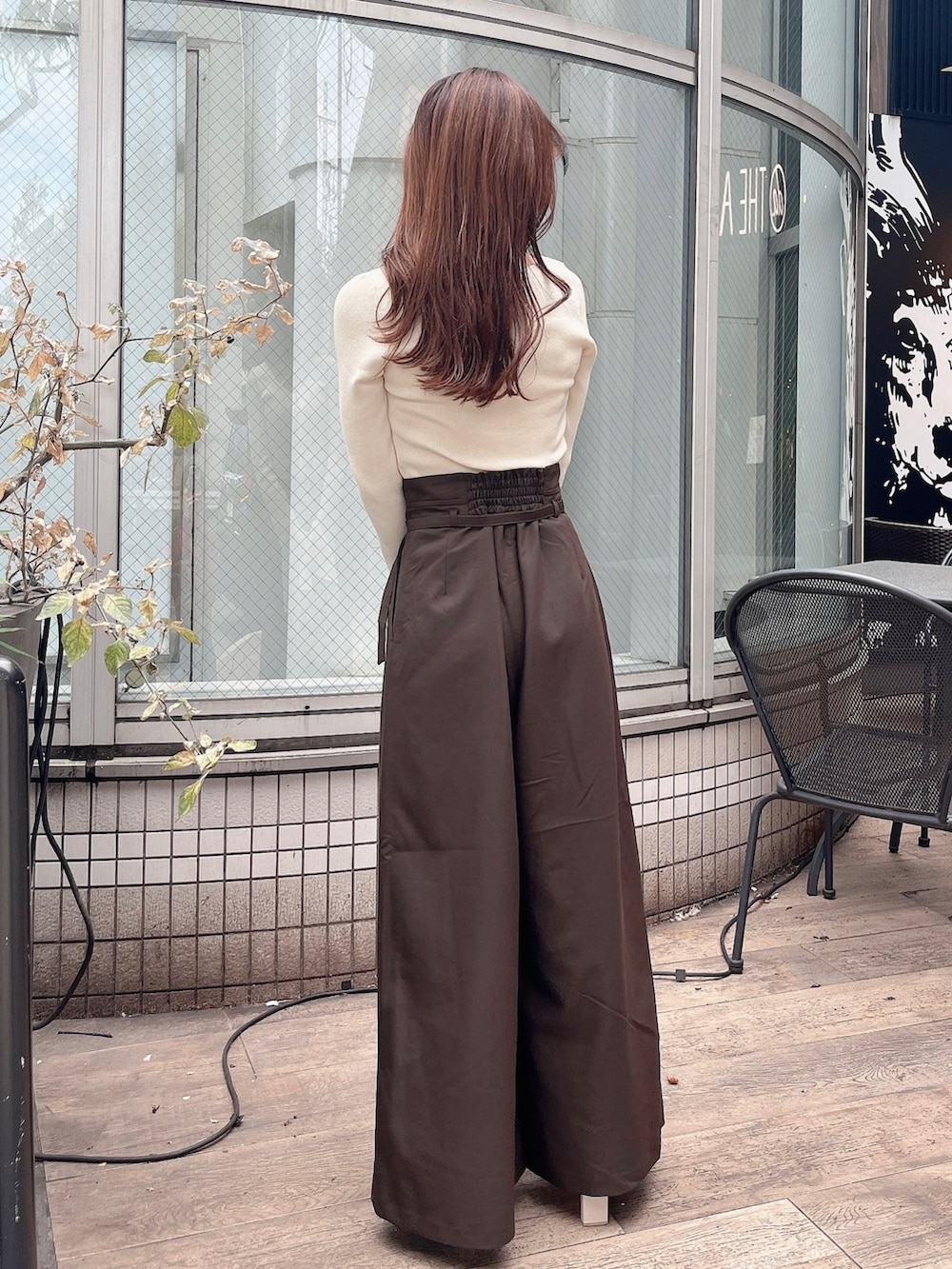 ホワイト系のニット/セーター、ブラウン系のその他パンツ、ホワイト系のブーツを着用したレディースの秋コーディネートの4枚目の写真