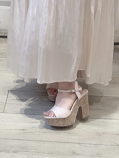 ホワイト系のブルゾン、ホワイト系のワンピース、ベージュ系のサンダルを着用したレディースの春コーディネートの7枚目の写真