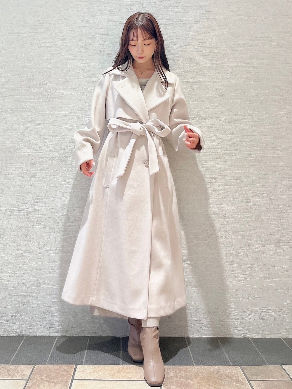 ホワイト系のその他アウターを着用したレディースの夏コーディネートの3枚目の写真