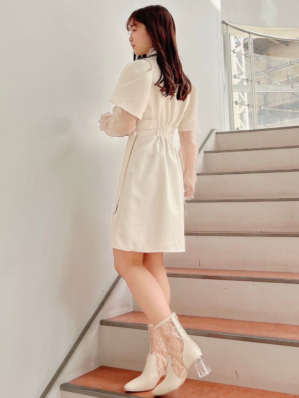 ホワイト系のワンピース、ベージュ系のブーツを着用したレディースの春コーディネートの3枚目の写真