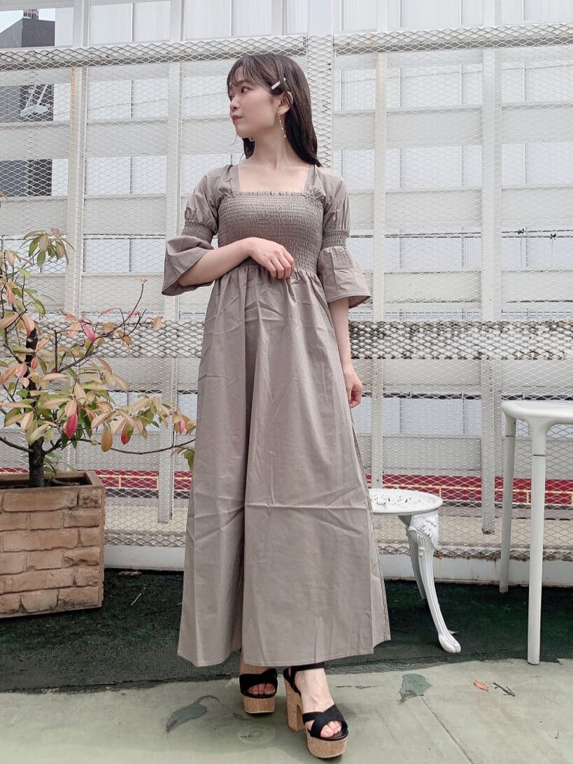 ブラック系のサンダル、ベージュ系のワンピースを着用したレディースの夏コーディネートの3枚目の写真