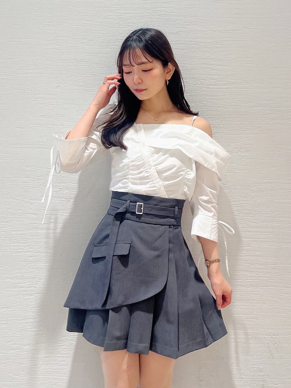 ホワイト系のシャツ/ブラウス、グレー系のスカート、ブラック系のローファーを着用したレディースの春コーディネートの6枚目の写真