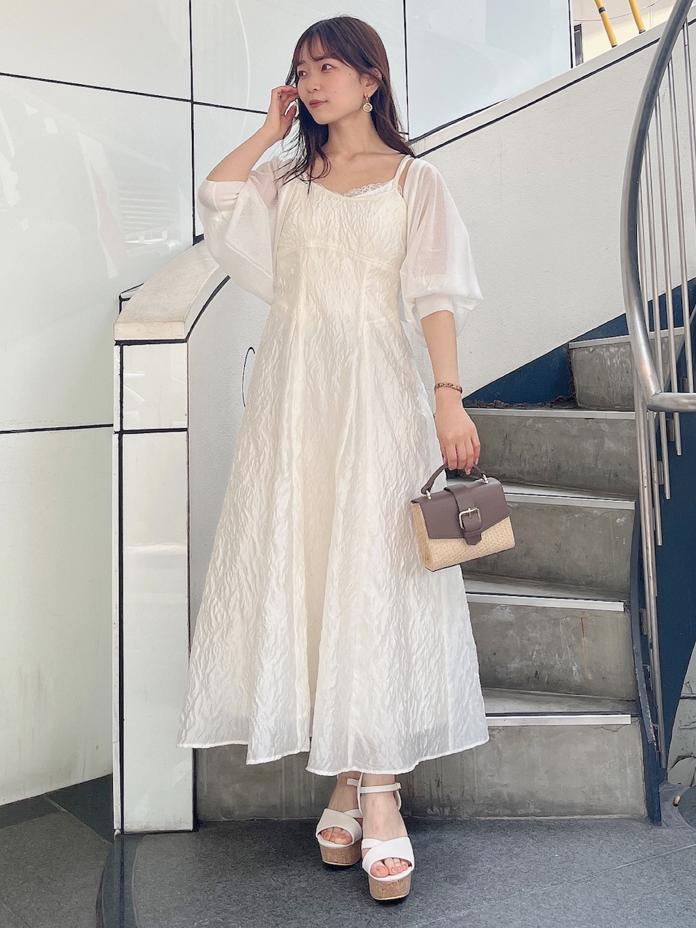 ホワイト系のサンダル、ホワイト系のワンピース、ホワイト系のカーディガン/ボレロを着用したレディースの夏コーディネートの2枚目の写真