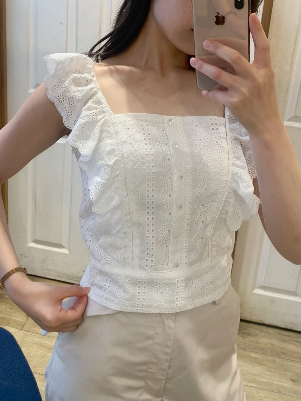 ベージュ系のサンダル、ホワイト系のシャツ/ブラウス、ホワイト系のその他パンツを着用したレディースの夏コーディネートの8枚目の写真