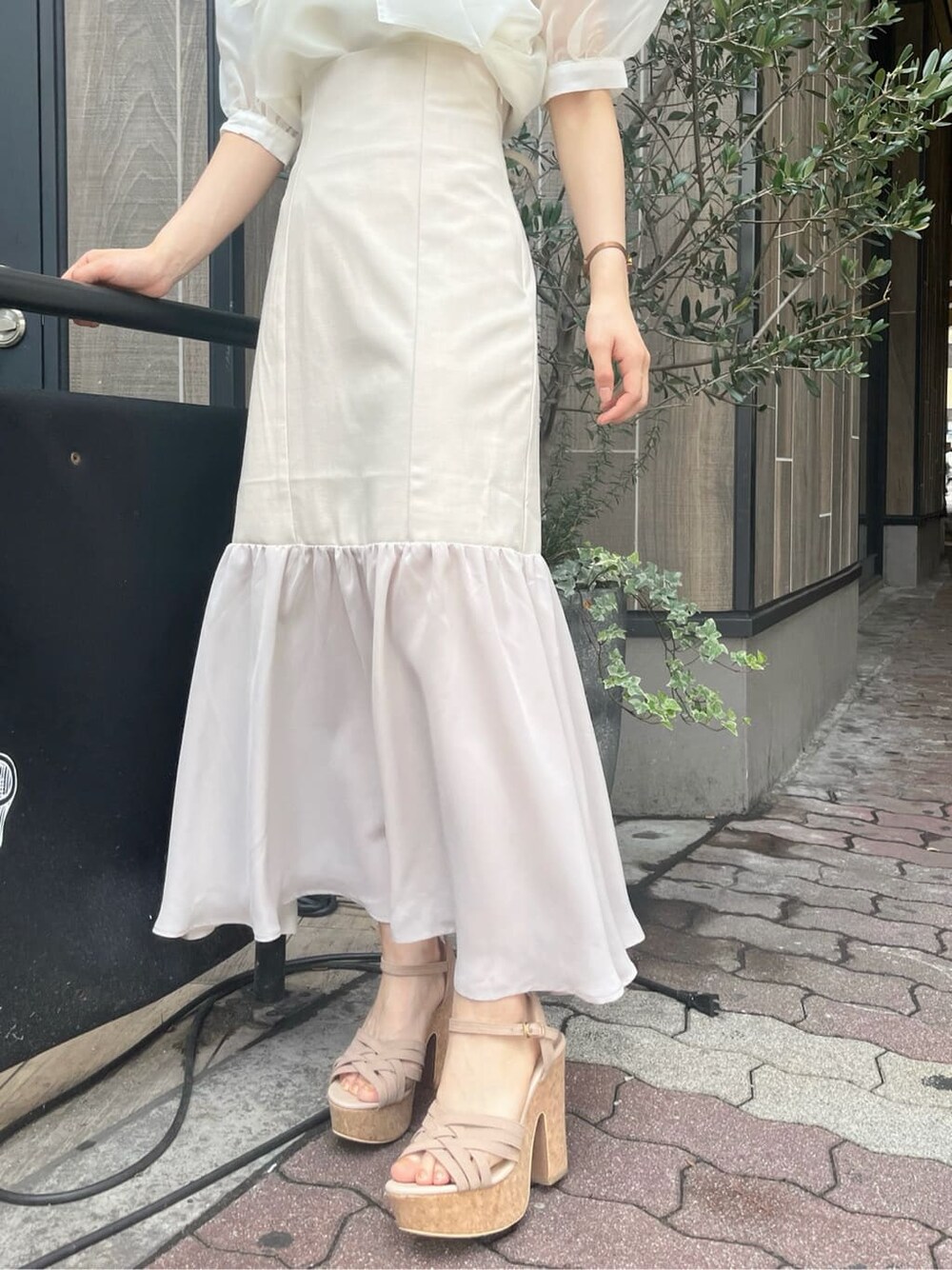 ベージュ系のサンダル、ホワイト系のシャツ/ブラウス、ホワイト系のスカートを着用したレディースの夏コーディネートの8枚目の写真
