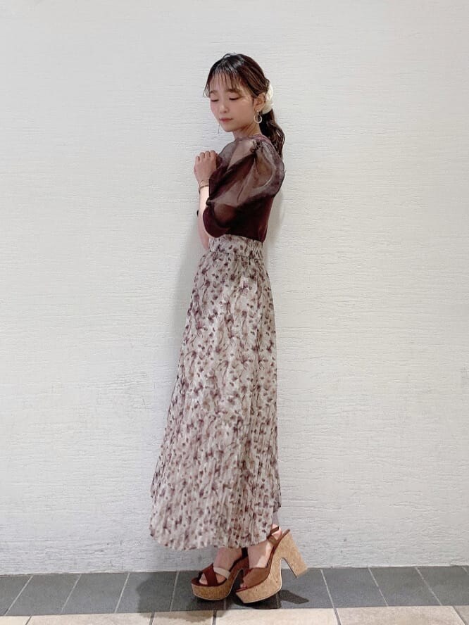 その他のサンダル、ブラウン系のニット/セーターを着用したレディースの夏コーディネートの2枚目の写真