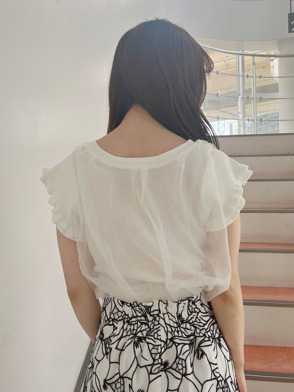 ホワイト系のパンプス、ホワイト系のスカート、ホワイト系のニット/セーターを着用したレディースの春コーディネートの7枚目の写真