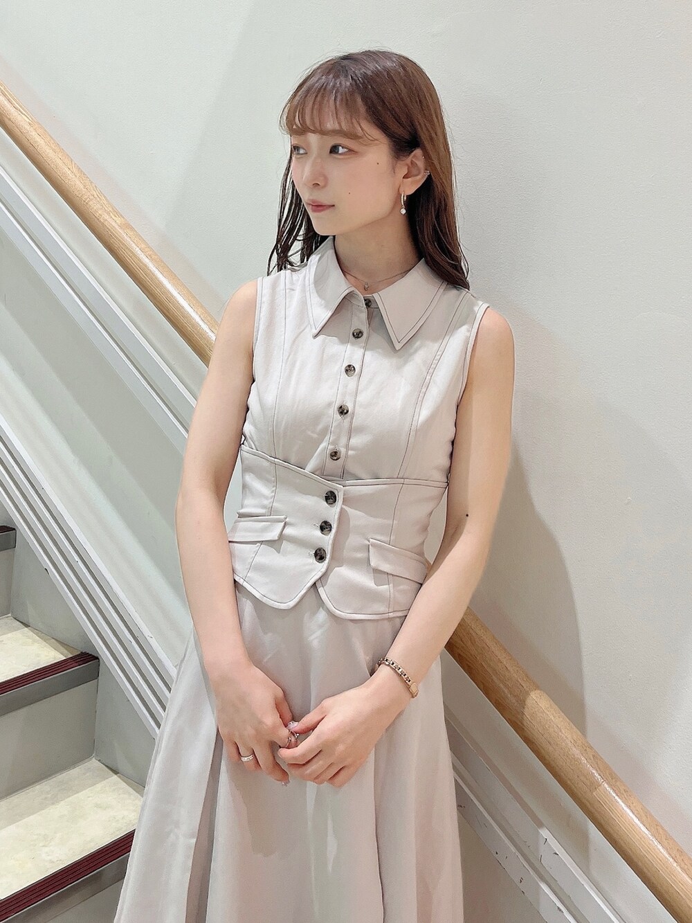 ホワイト系のワンピース、ブラウン系のパンプスを着用したレディースの夏コーディネートの10枚目の写真