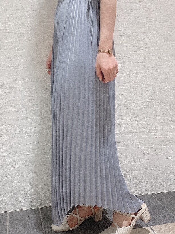 ブルー系のワンピース、ホワイト系のパンプス、ホワイト系のニット/セーターを着用したレディースの春コーディネートの5枚目の写真