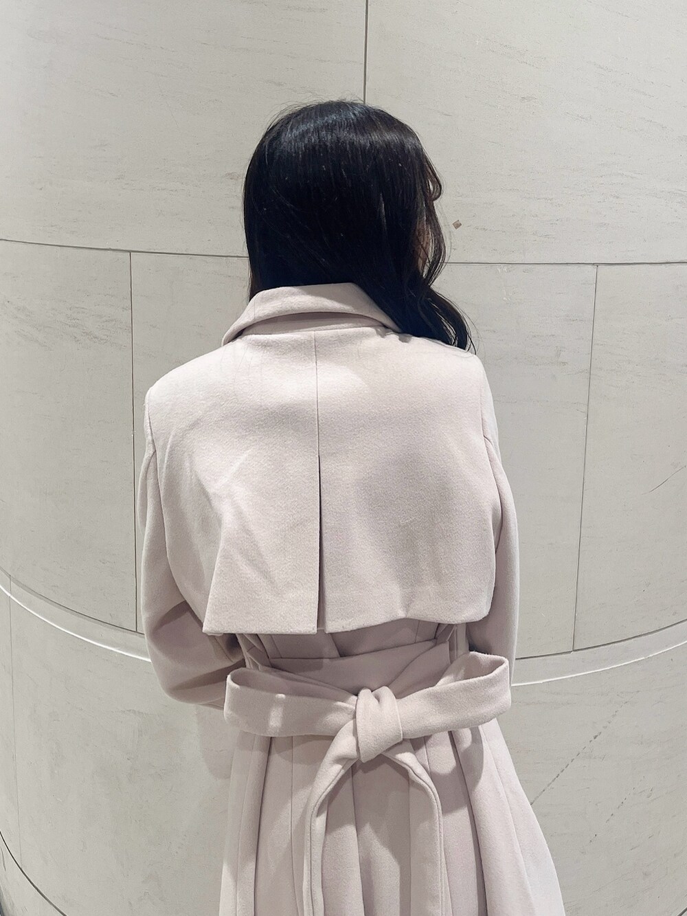 ベージュ系のブーツ、ホワイト系のワンピース、ピンク系のその他アウターを着用したレディースの冬コーディネートの9枚目の写真