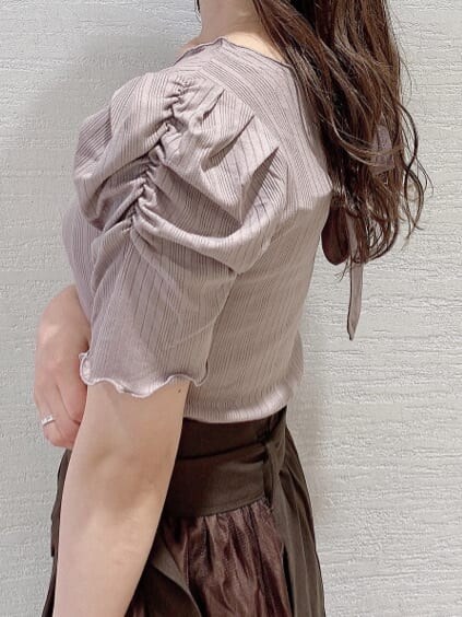 ブラウン系のサンダル、ブラウン系のスカート、ベージュ系のTシャツ/カットソーを着用したレディースの夏コーディネートの6枚目の写真