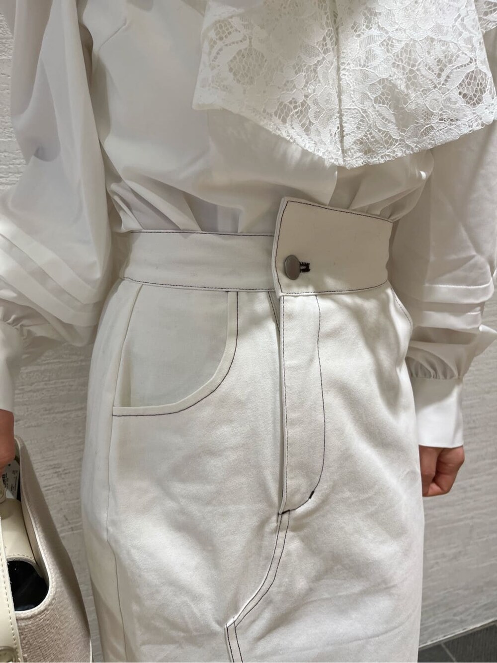 ホワイト系のシャツ/ブラウス、ホワイト系のパンプス、ホワイト系のハンドバッグを着用したレディースの春コーディネートの8枚目の写真