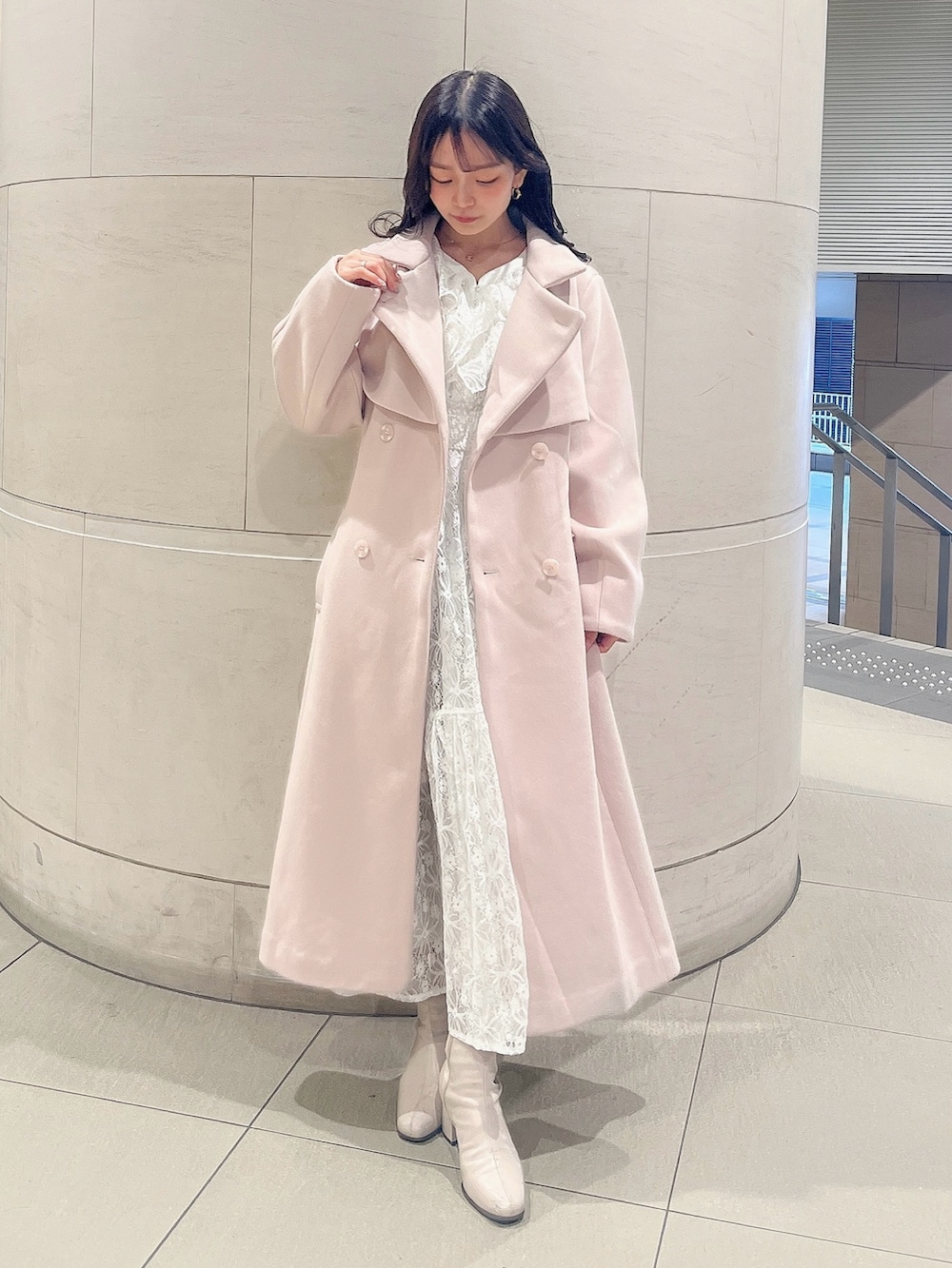 ベージュ系のブーツ、ホワイト系のワンピース、ピンク系のその他アウターを着用したレディースの冬コーディネートの2枚目の写真