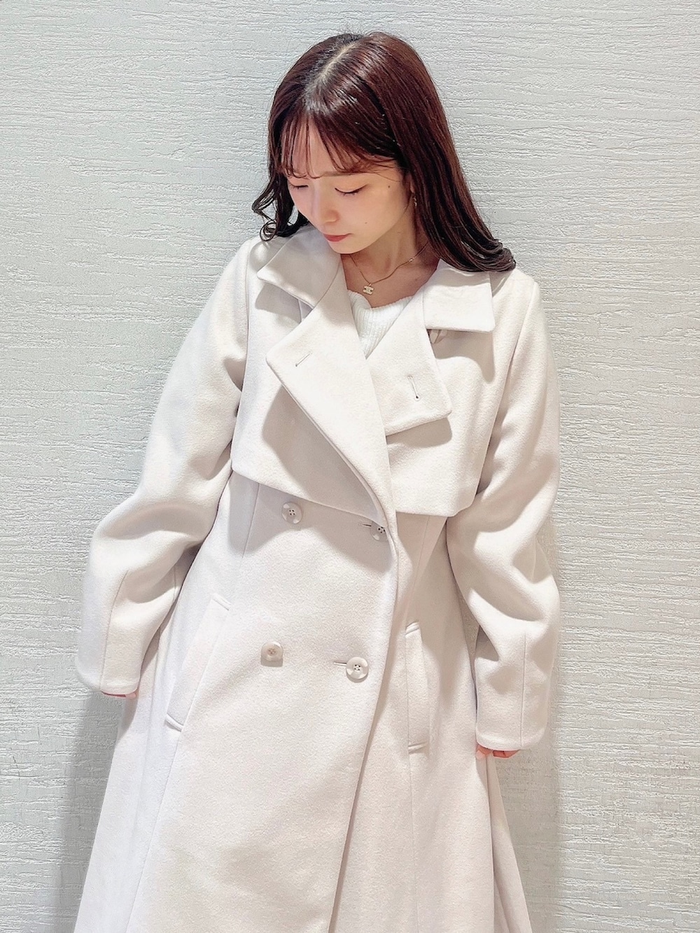 ホワイト系のその他アウター、ホワイト系のスカートを着用したレディースの夏コーディネートの5枚目の写真