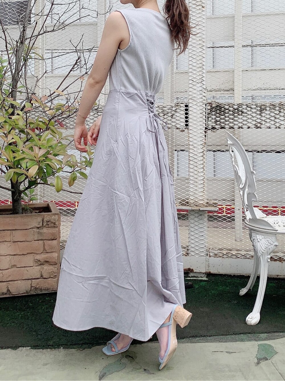 ブルー系のサンダル、グレー系のワンピース、ホワイト系のカーディガン/ボレロを着用したレディースの夏コーディネートの6枚目の写真