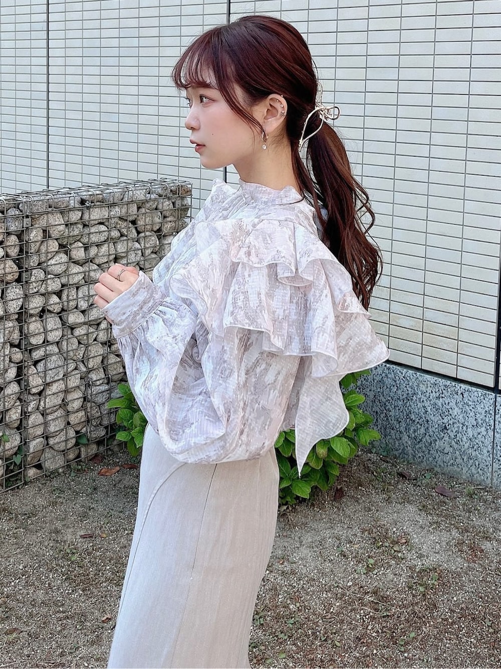 ベージュ系のスカート、ベージュ系のブーツ、ベージュ系のシャツ/ブラウスを着用したレディースの秋コーディネートの6枚目の写真