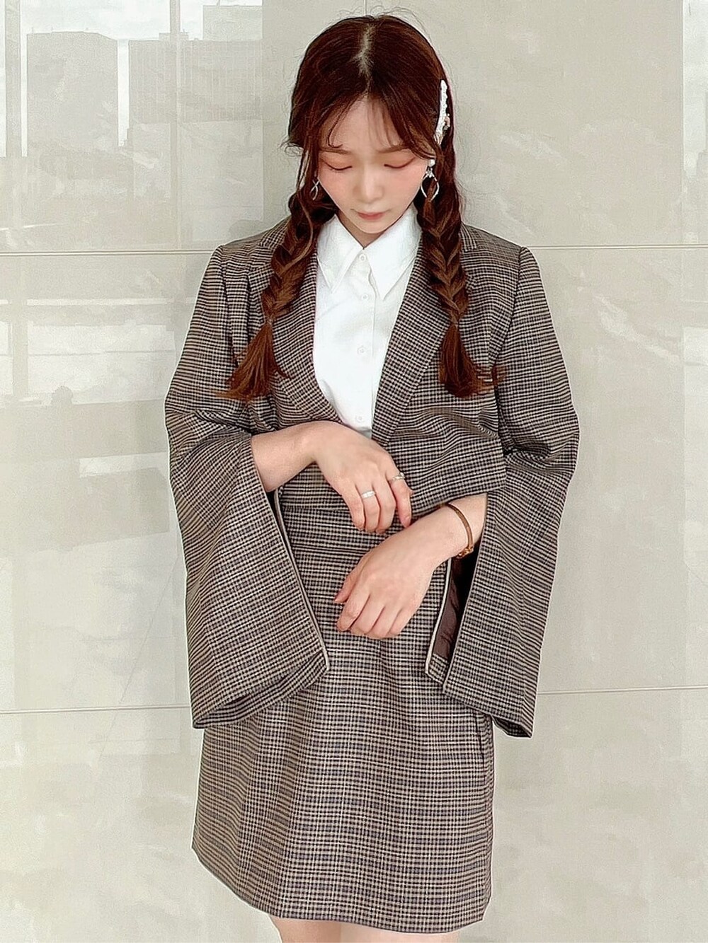 ホワイト系のシャツ/ブラウス、ブルー系のその他アウター、ブルー系のスカートを着用したレディースの秋コーディネートの6枚目の写真