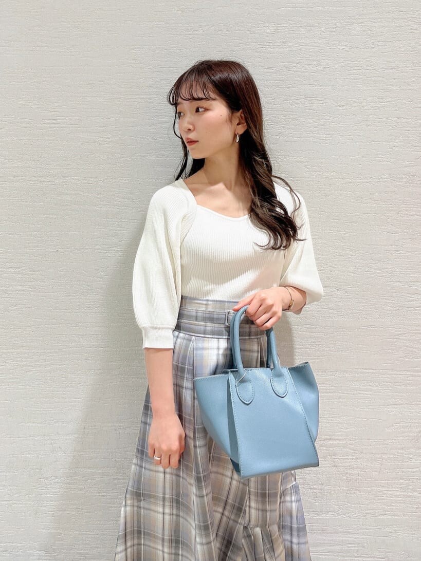 ホワイト系のニット/セーター、ホワイト系のパンプス、その他のスカートを着用したレディースの冬コーディネートの4枚目の写真