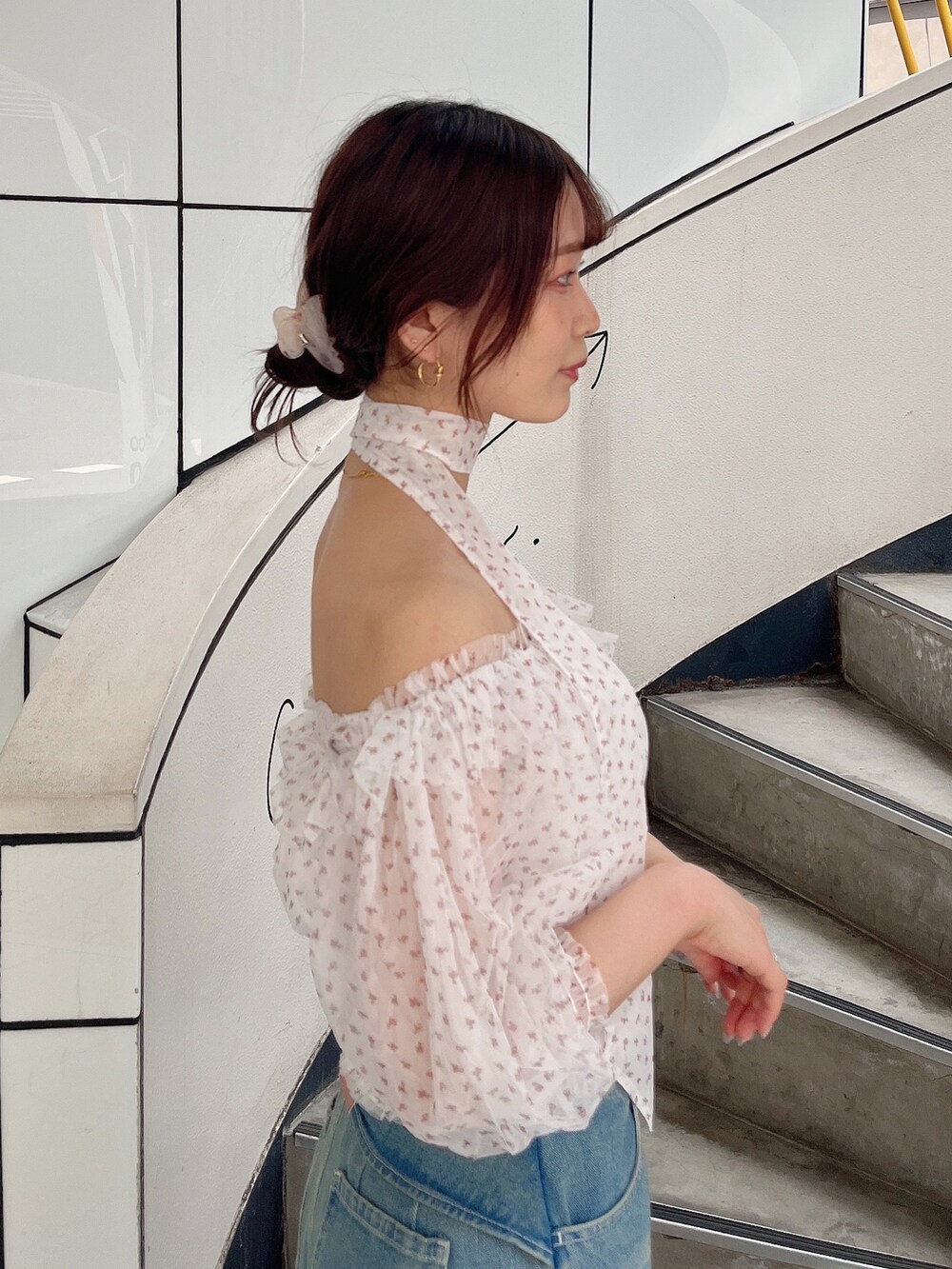 ピンク系のシャツ/ブラウス、ブルー系のデニムパンツ、ホワイト系のサンダルを着用したレディースの夏コーディネートの7枚目の写真