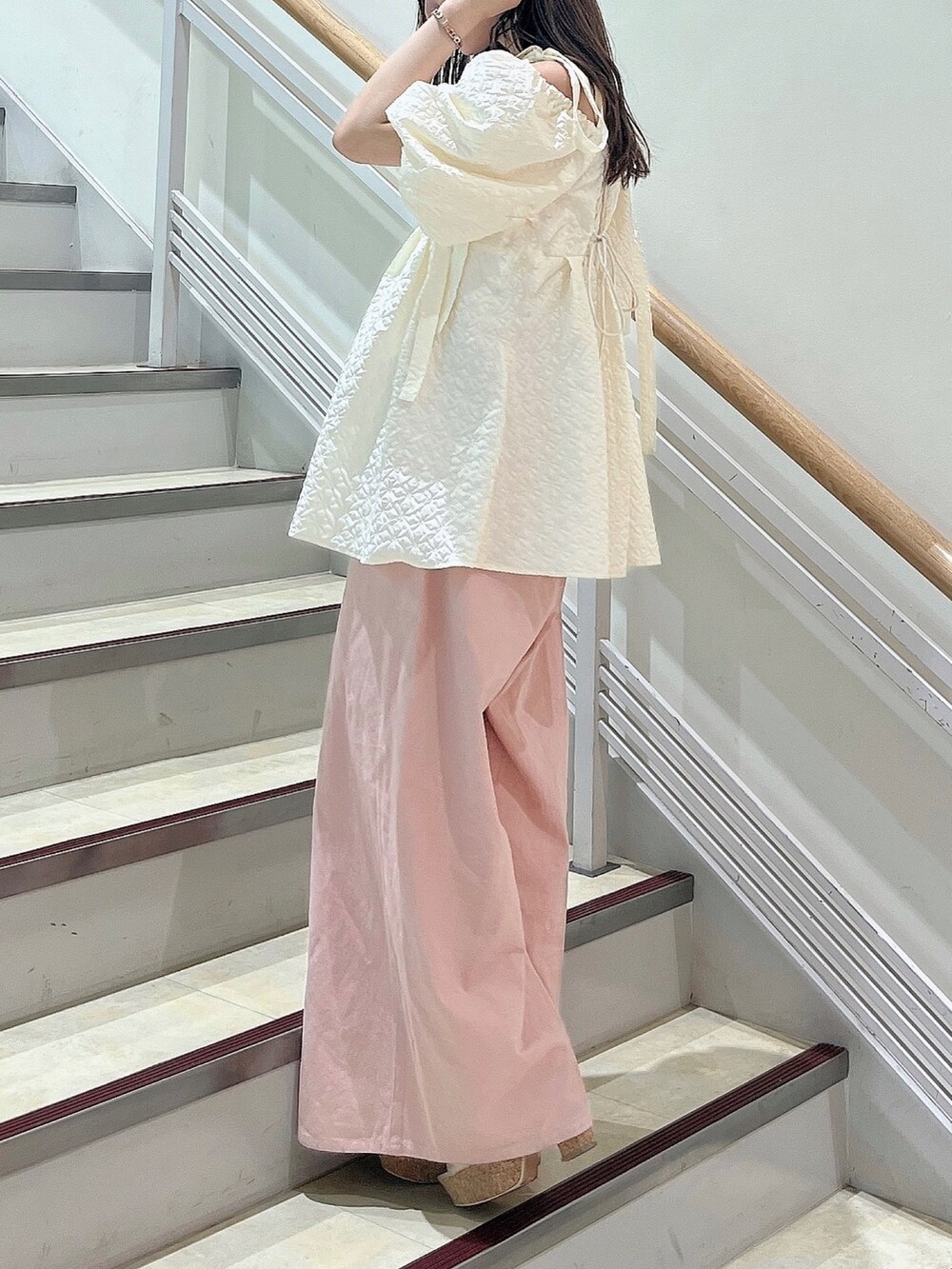 ホワイト系のシャツ/ブラウス、ピンク系のデニムパンツを着用したレディースの夏コーディネートの3枚目の写真