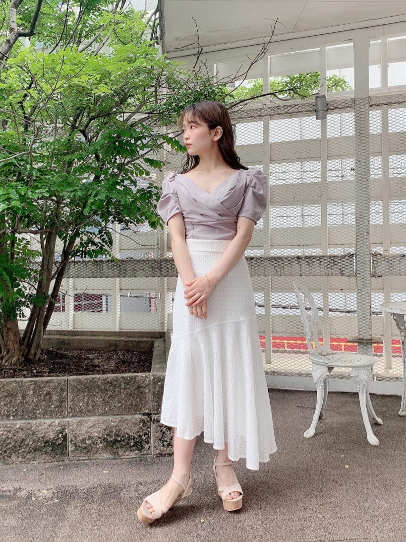 ベージュ系のサンダル、ホワイト系のスカート、グレー系のTシャツ/カットソーを着用したレディースの夏コーディネートの4枚目の写真