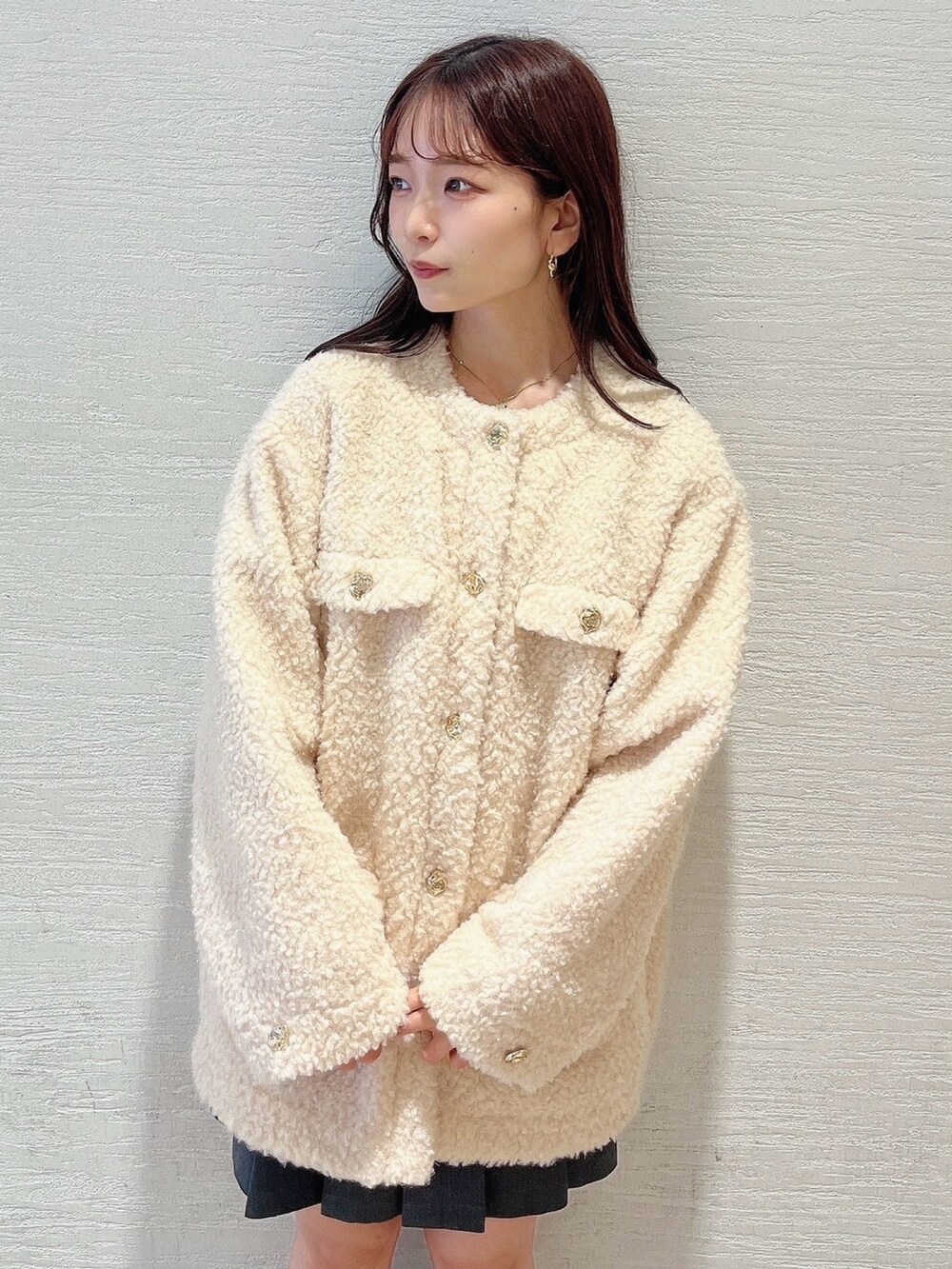 ベージュ系のブルゾン、グレー系のスカートを着用したレディースの夏コーディネートの3枚目の写真