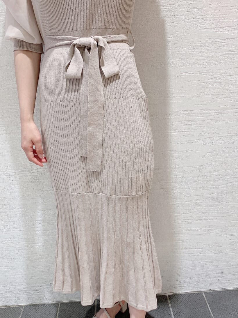 ホワイト系のパンプス、ベージュ系のワンピースを着用したレディースの夏コーディネートの8枚目の写真