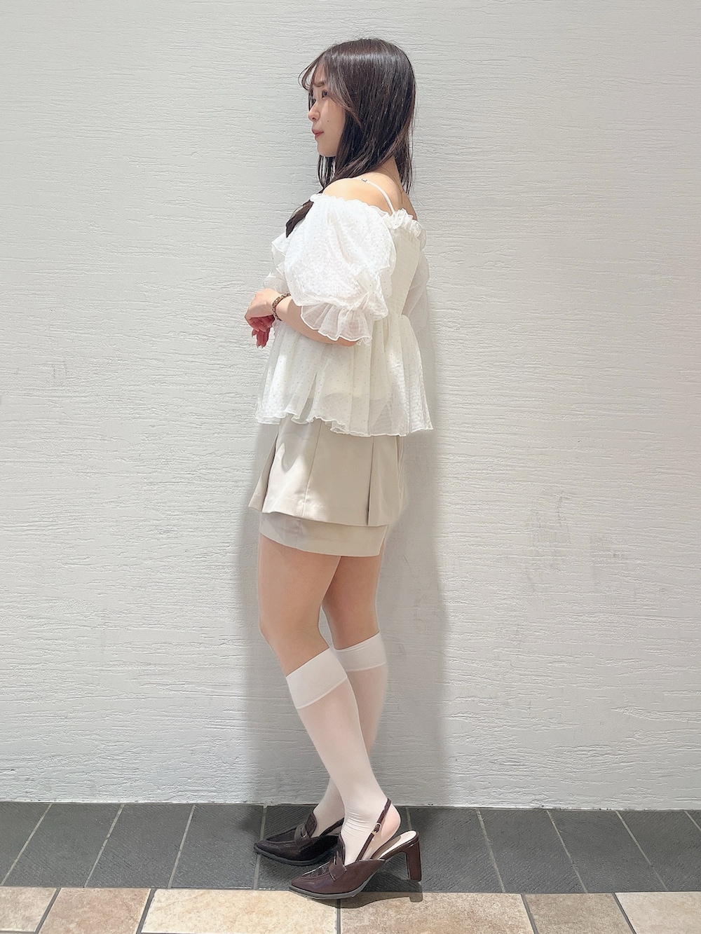 ホワイト系のシャツ/ブラウス、ベージュ系のその他パンツ、ブラウン系のローファーを着用したレディースの春コーディネートの3枚目の写真
