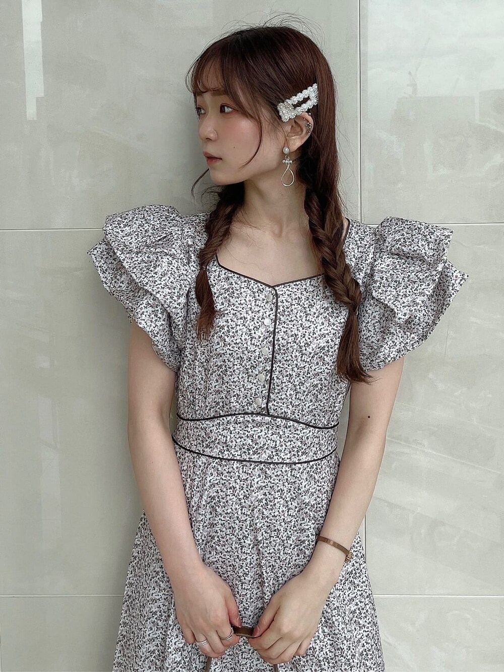 ホワイト系のワンピースを着用したレディースの夏コーディネートの4枚目の写真