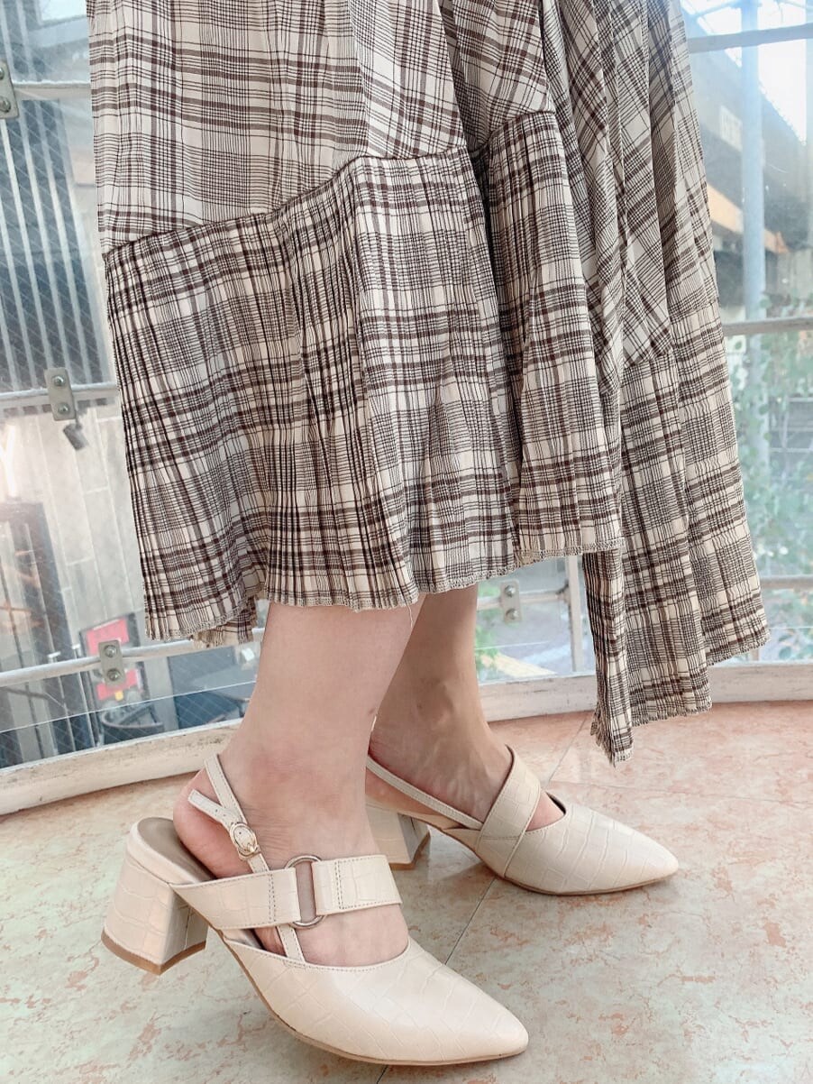 ホワイト系のシャツ/ブラウス、ベージュ系のスカート、ホワイト系のパンプスを着用したレディースの夏コーディネートの9枚目の写真