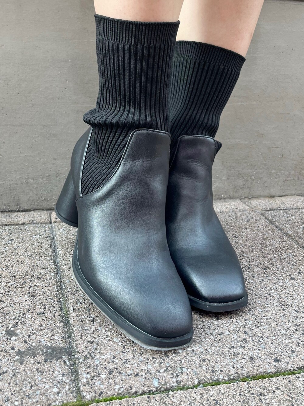 ホワイト系のニット/セーター、ブルー系のスカート、ブラック系のブーツを着用したレディースの秋コーディネートの10枚目の写真