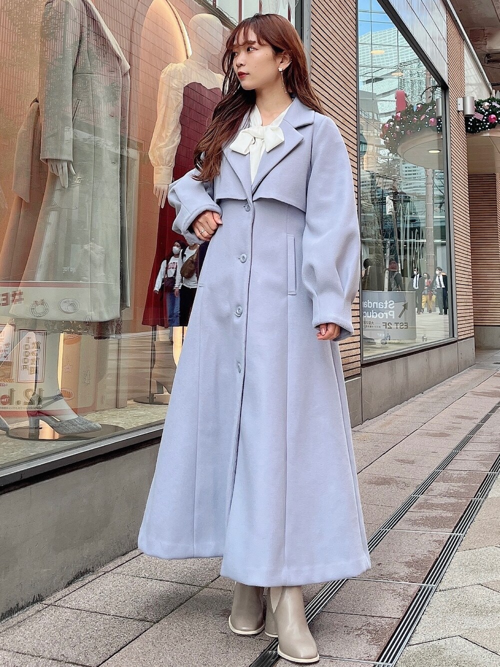 グレー系のニット/セーター、グレー系のスカート、ブルー系のその他アウターを着用したレディースの冬コーディネートの3枚目の写真