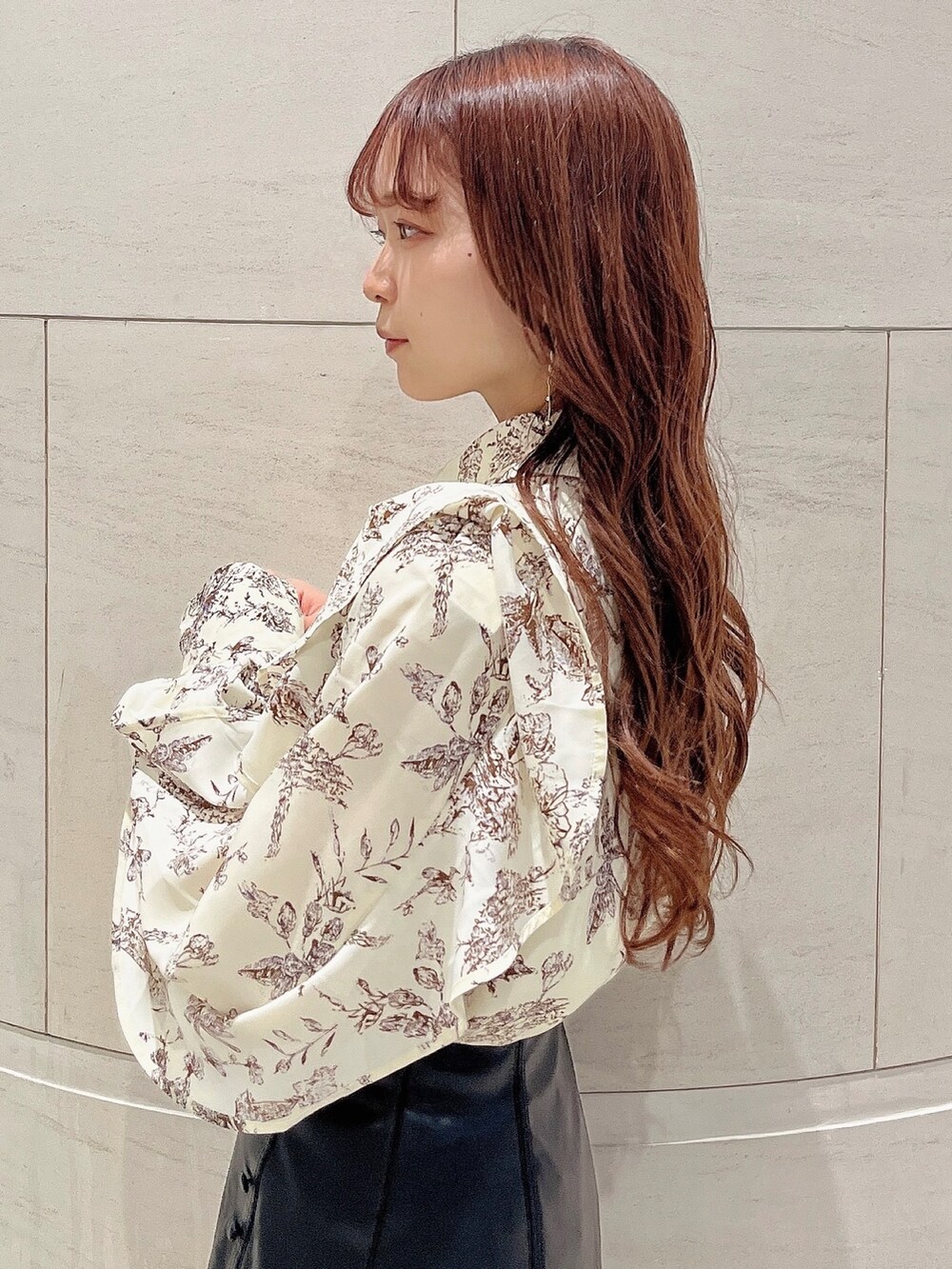 その他のシャツ/ブラウス、ブラック系のスカート、ブラウン系のブーツを着用したレディースの秋コーディネートの6枚目の写真