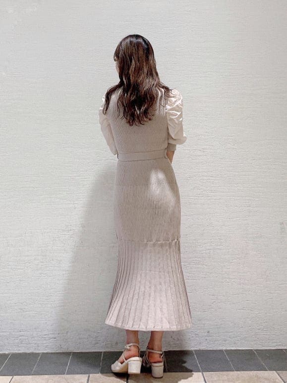 ホワイト系のパンプス、ベージュ系のワンピースを着用したレディースの夏コーディネートの5枚目の写真