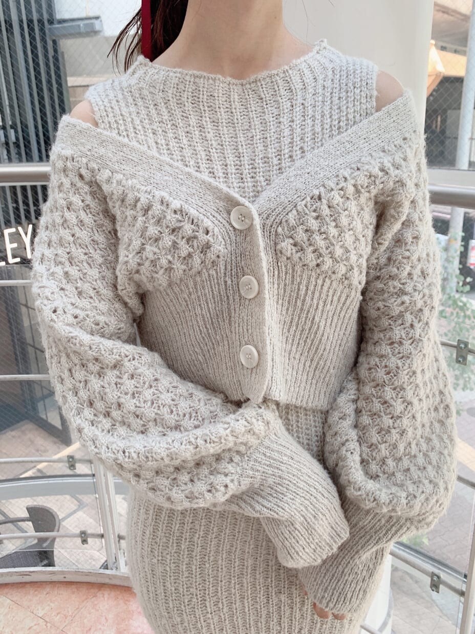 ホワイト系のパンプス、グレー系のワンピースを着用したレディースの夏コーディネートの8枚目の写真