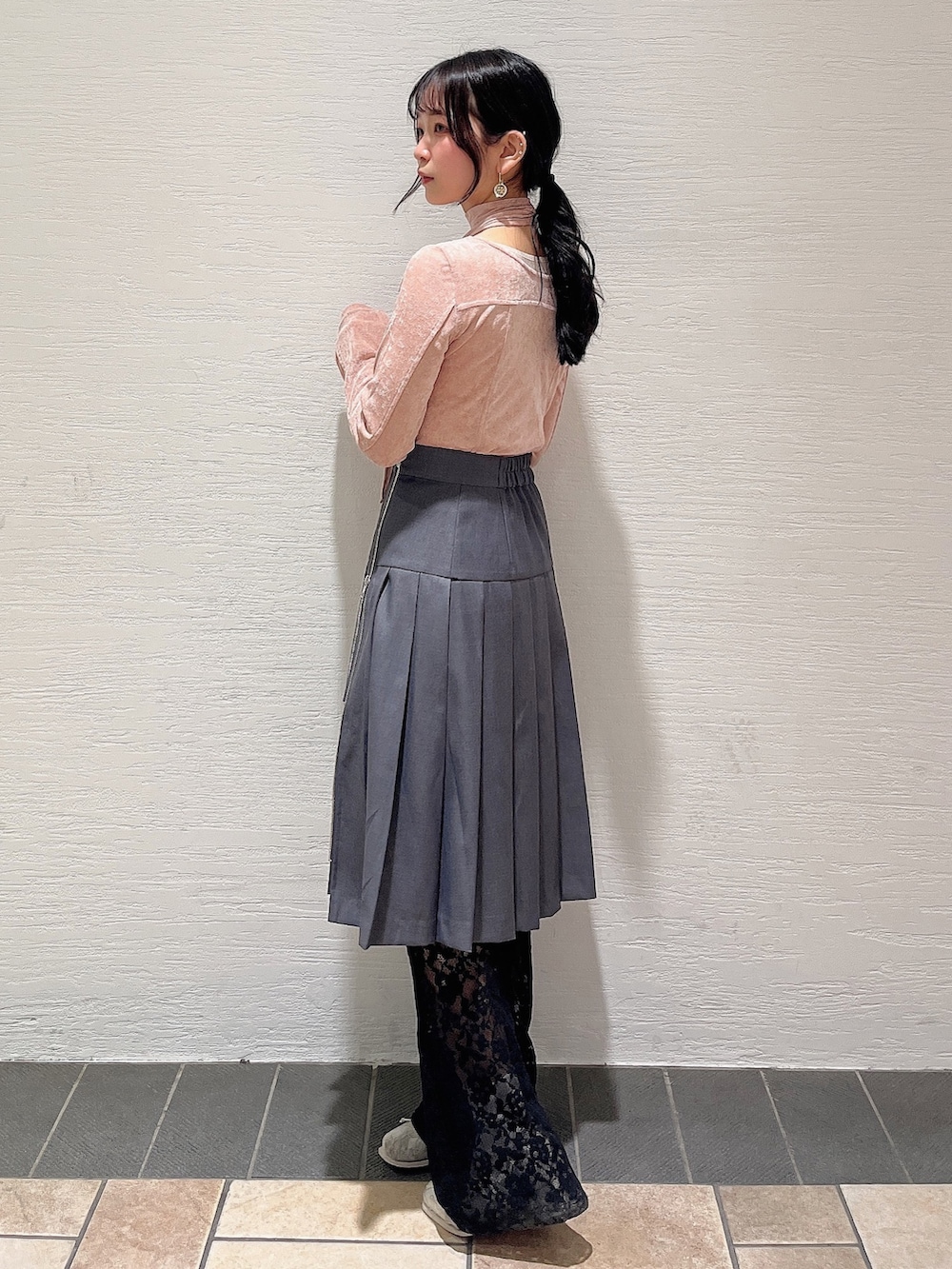 ピンク系のTシャツ/カットソー、グレー系のスカート、ブラック系のその他パンツを着用したレディースの冬コーディネートの3枚目の写真