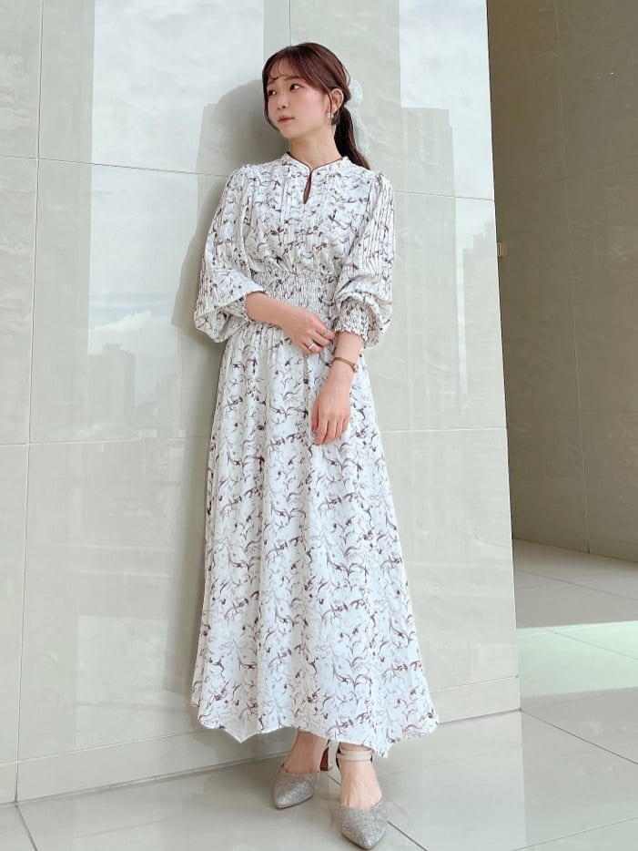 ホワイト系のワンピースを着用したレディースの秋コーディネートの2枚目の写真