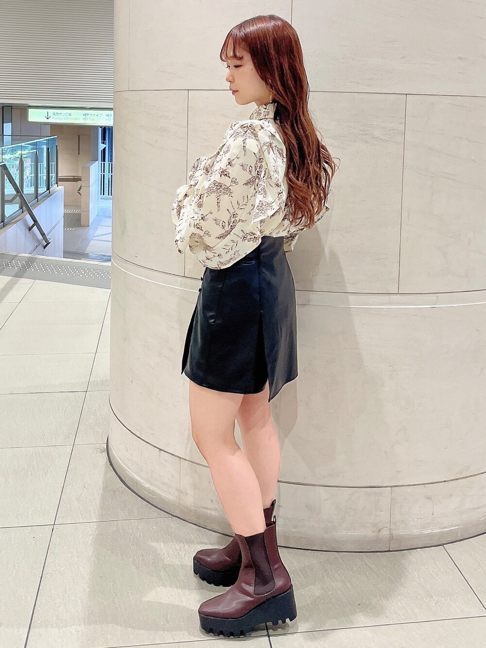 その他のシャツ/ブラウス、ブラック系のスカート、ブラウン系のブーツを着用したレディースの秋コーディネートの2枚目の写真