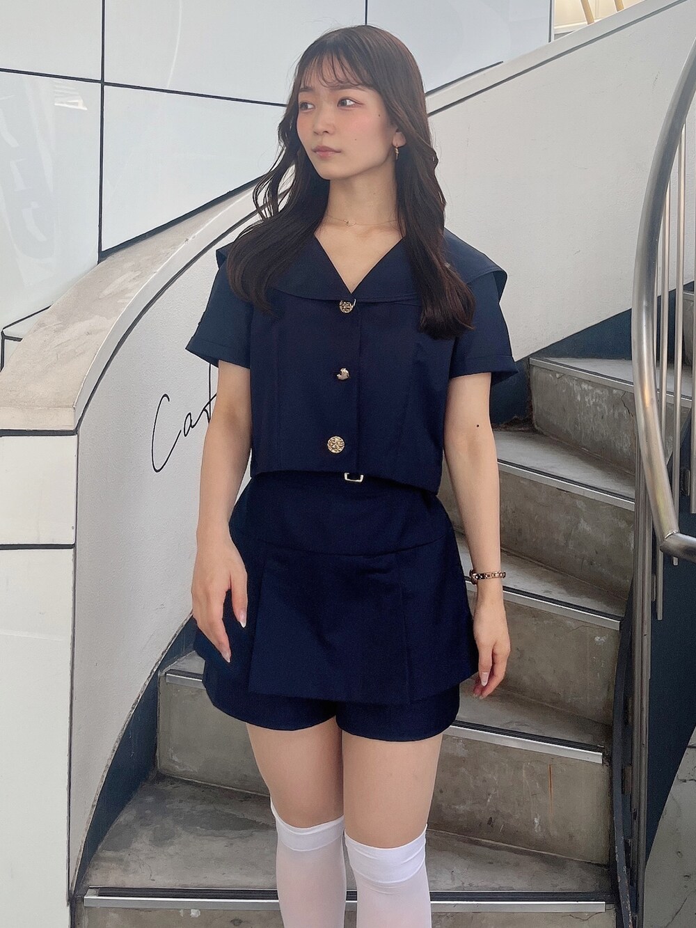 シルバー系のローファー、ブルー系のテーラードジャケット、ブルー系のその他パンツを着用したレディースの春コーディネートの8枚目の写真