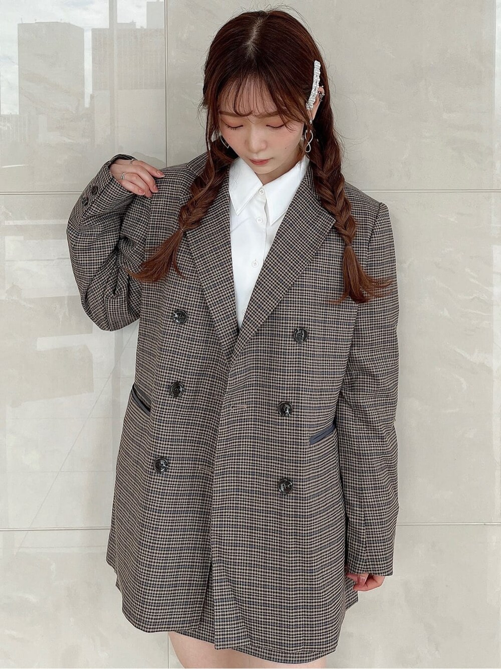 ホワイト系のシャツ/ブラウス、ブルー系のテーラードジャケット、ブルー系のスカートを着用したレディースの秋コーディネートの4枚目の写真