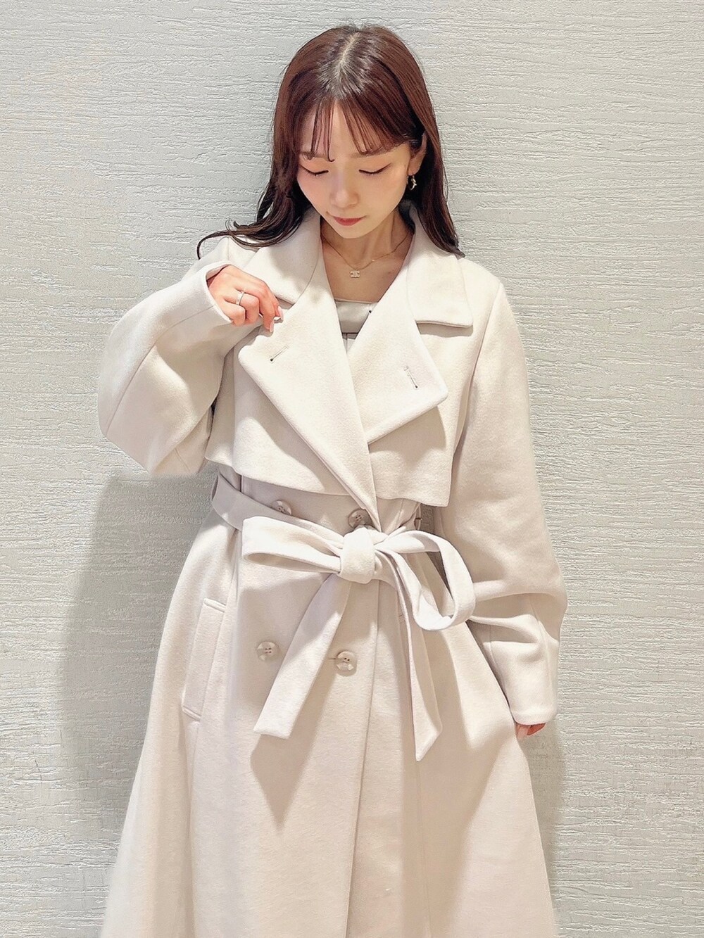 ホワイト系のその他アウターを着用したレディースの夏コーディネートの6枚目の写真