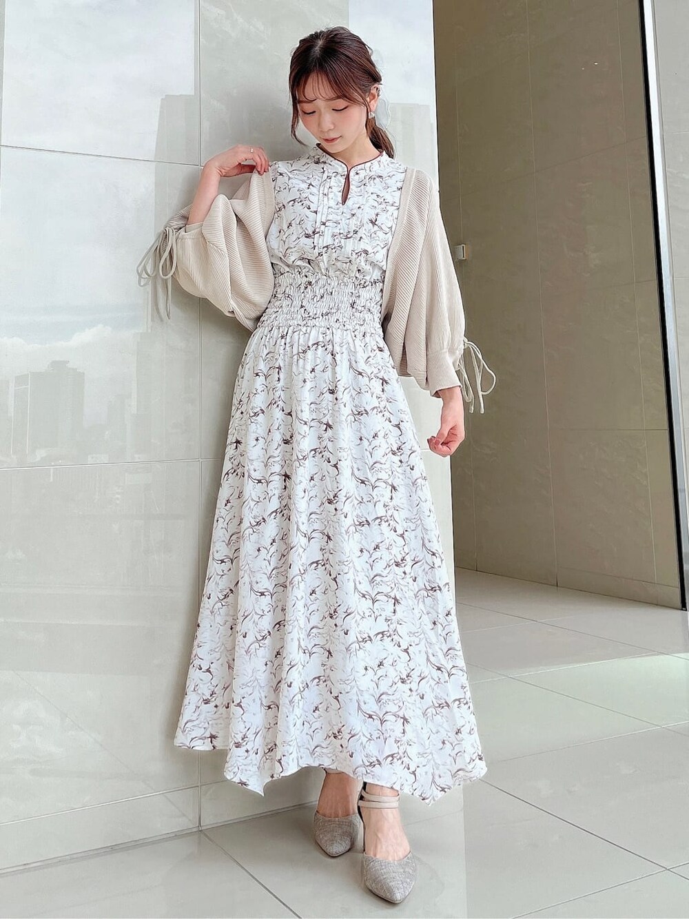 ベージュ系のカーディガン/ボレロ、ホワイト系のワンピースを着用したレディースの秋コーディネートの2枚目の写真