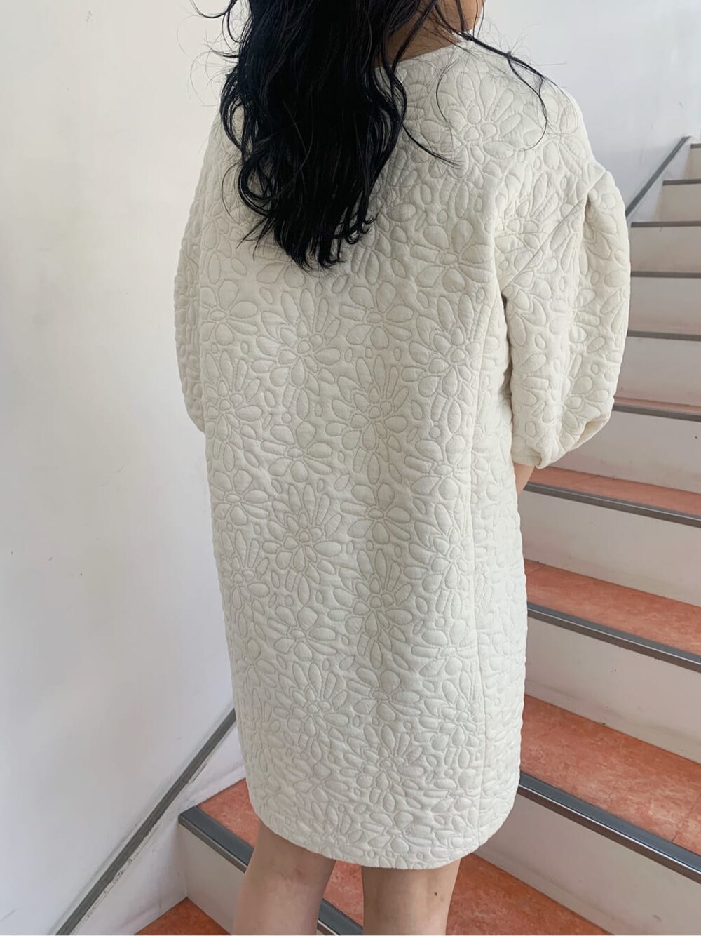 ホワイト系のチュニック、ベージュ系のショルダーバッグ、ベージュ系のブーツを着用したレディースの秋コーディネートの9枚目の写真