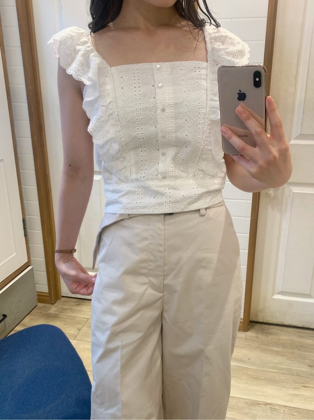 ベージュ系のサンダル、ホワイト系のシャツ/ブラウス、ホワイト系のその他パンツを着用したレディースの夏コーディネートの10枚目の写真