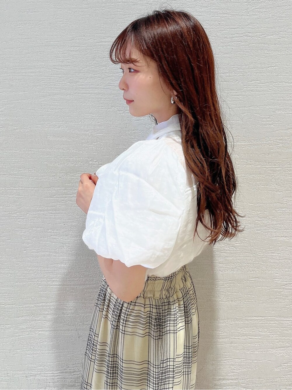 ベージュ系のサンダル、ホワイト系のスカート、ホワイト系のシャツ/ブラウスを着用したレディースの夏コーディネートの6枚目の写真